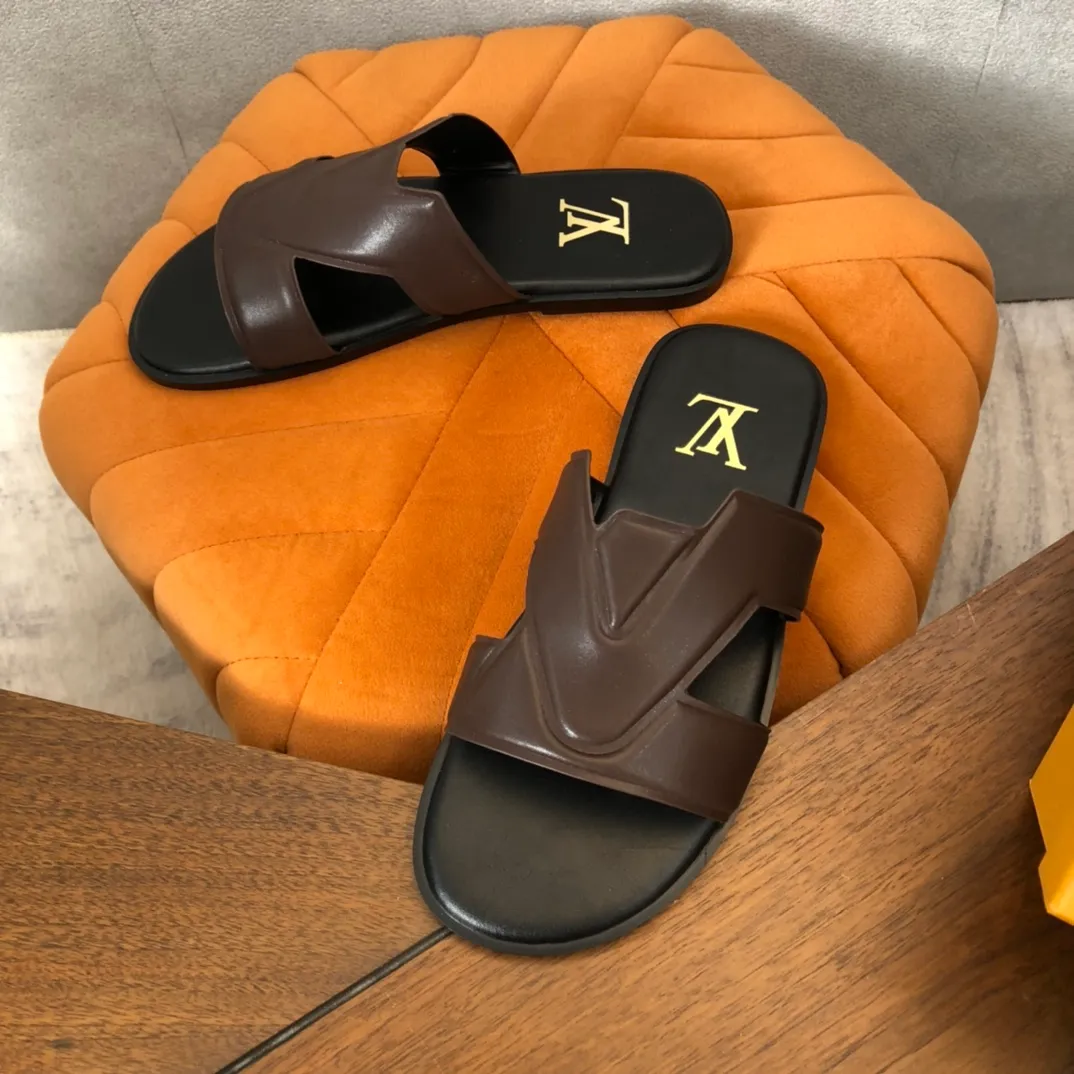 Factory price: 270💰LV counters are selling new brand luxury men's slippers, casual, loose and comfortable. The must-have model in the picture above [Happy][Happy], multiple colors available Size: 38-44, customized 45